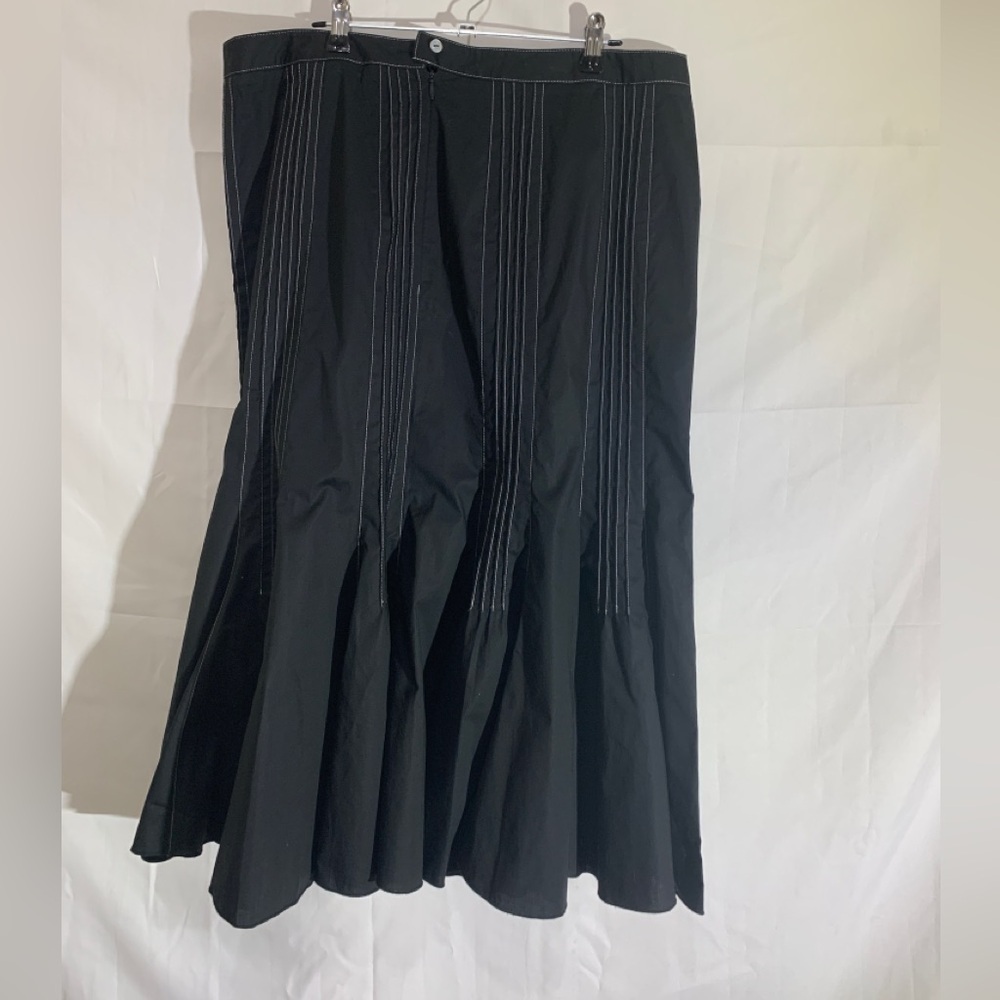 Black skirt, with white tread stitching size 14 - Picture 6 of 7